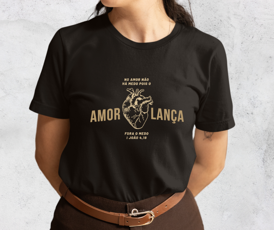 Camiseta Cristã Feminina Preta Amor Lança
